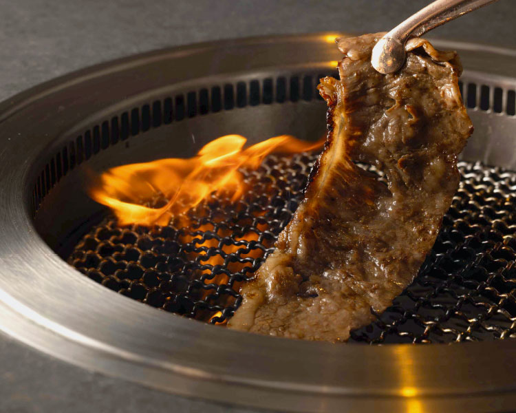 焼き方が繊細なメニューに関しましては、専門スタッフが目の前で調理